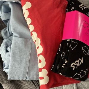 Blouse, tee, leggings